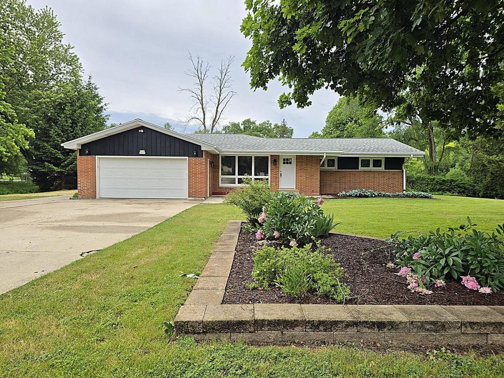 W136N7015 Claas ROAD, Menomonee Falls, WI 53051