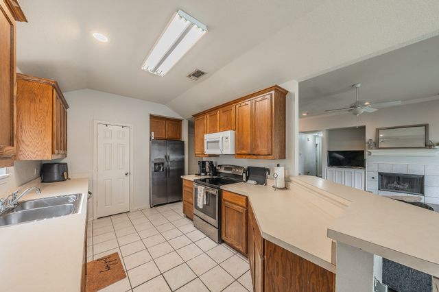 425 Madison Place, Ponder, TX 76259