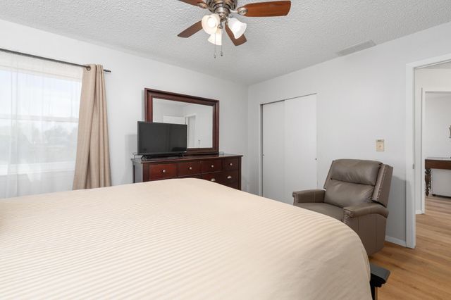 921 E 52nd St S, Wichita, KS 67216