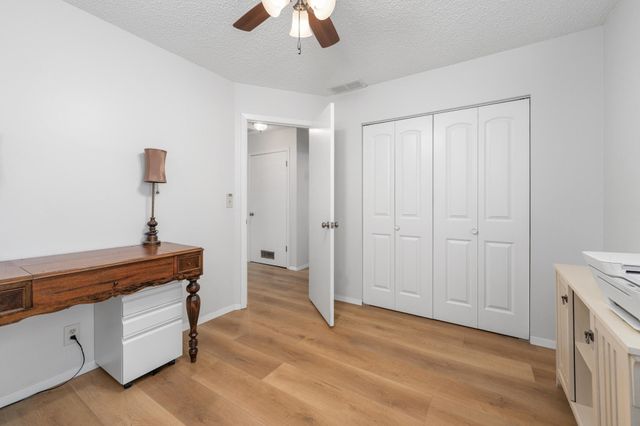 921 E 52nd St S, Wichita, KS 67216