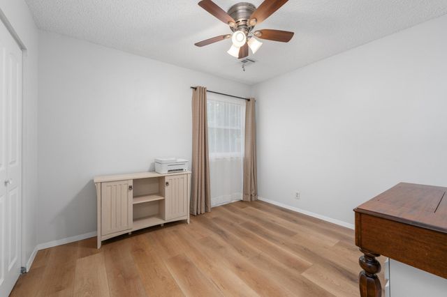 921 E 52nd St S, Wichita, KS 67216