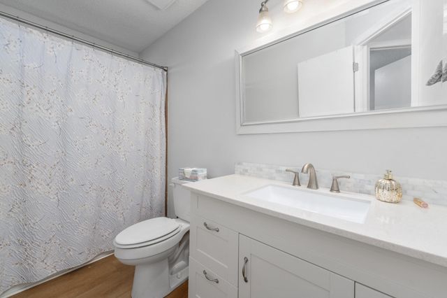 921 E 52nd St S, Wichita, KS 67216