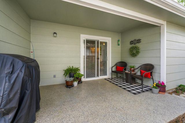 921 E 52nd St S, Wichita, KS 67216