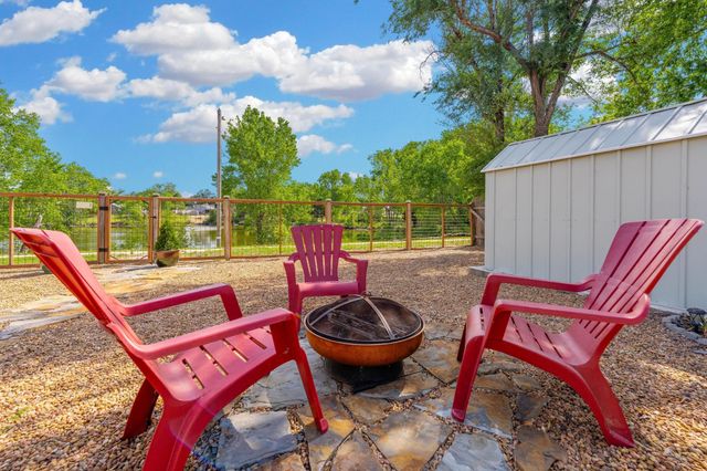 921 E 52nd St S, Wichita, KS 67216