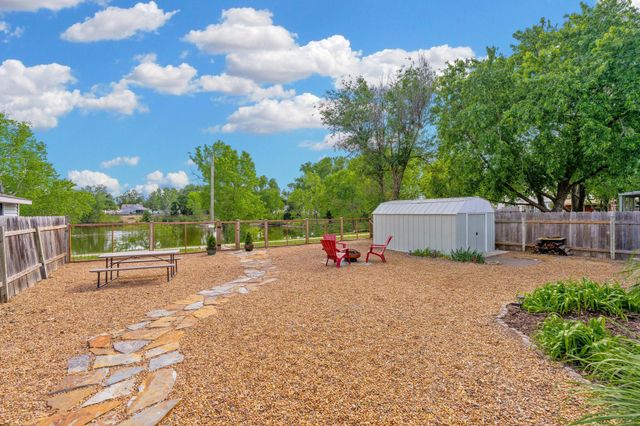 921 E 52nd St S, Wichita, KS 67216