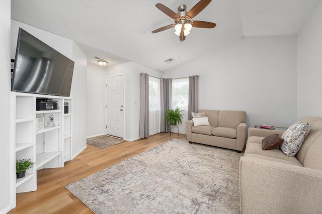 921 E 52nd St S, Wichita, KS 67216