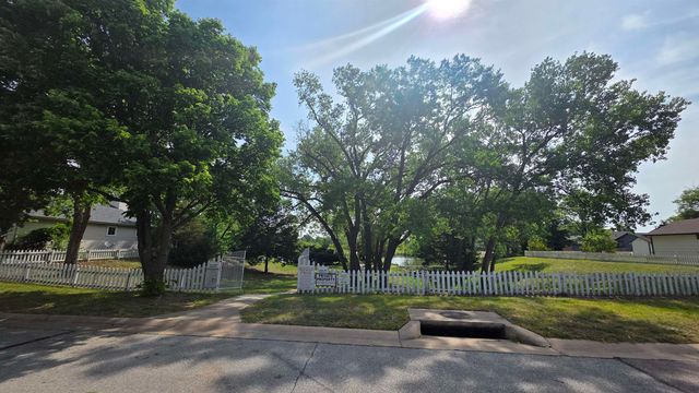 921 E 52nd St S, Wichita, KS 67216