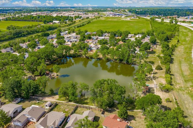 921 E 52nd St S, Wichita, KS 67216