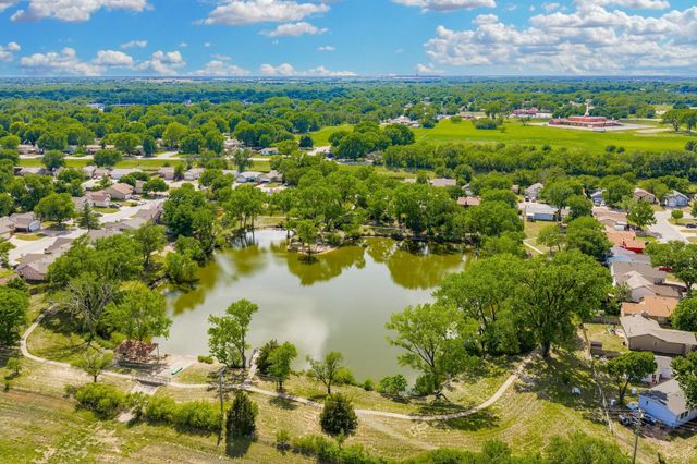 921 E 52nd St S, Wichita, KS 67216