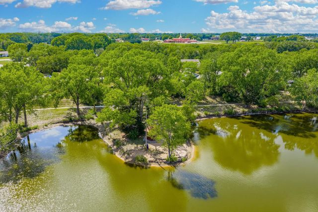 921 E 52nd St S, Wichita, KS 67216