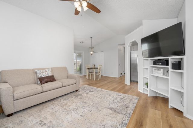 921 E 52nd St S, Wichita, KS 67216