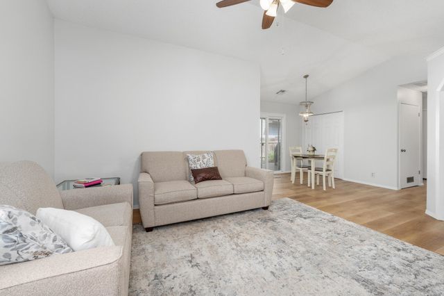 921 E 52nd St S, Wichita, KS 67216