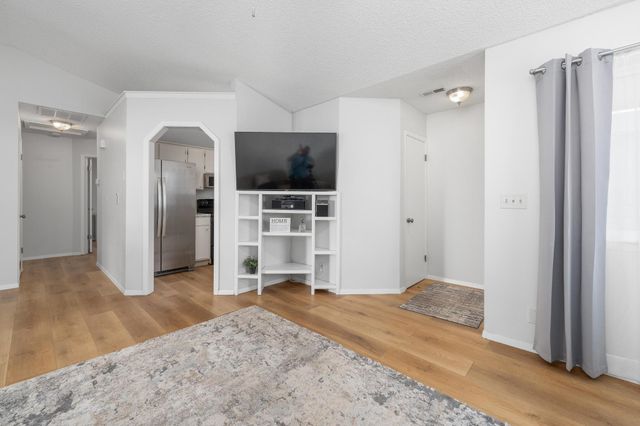 921 E 52nd St S, Wichita, KS 67216