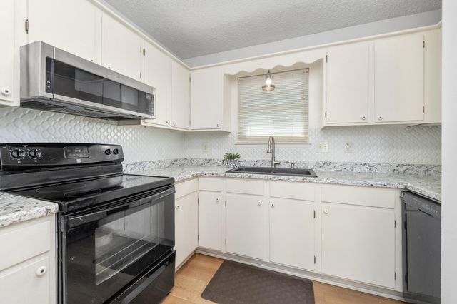 921 E 52nd St S, Wichita, KS 67216