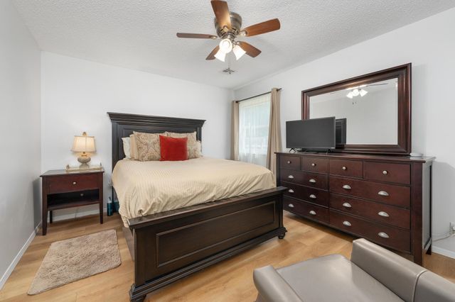 921 E 52nd St S, Wichita, KS 67216