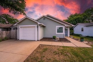 921 E 52nd St S, Wichita, KS 67216