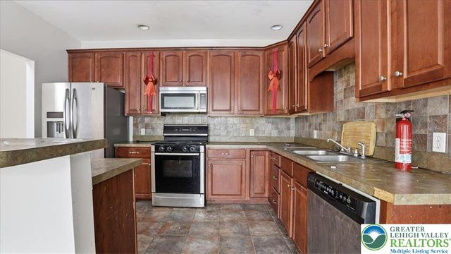 106 Swartsburo Drive, Lehman Twp, PA 18371