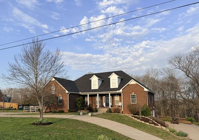 2060 Hickory Dr, Springfield, TN 37172