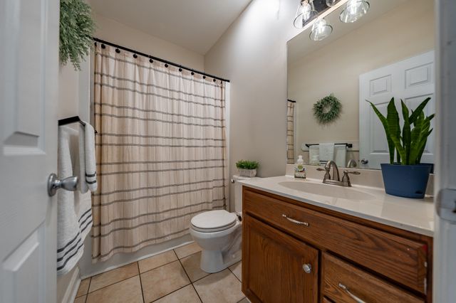 2060 Hickory Dr, Springfield, TN 37172