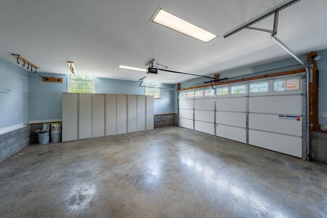 2060 Hickory Dr, Springfield, TN 37172