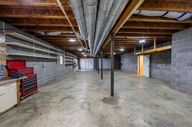 2060 Hickory Dr, Springfield, TN 37172