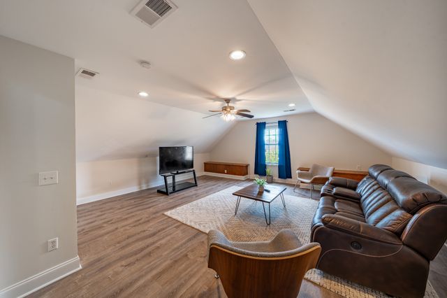 2060 Hickory Dr, Springfield, TN 37172