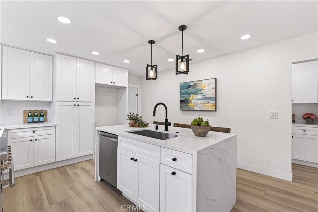 Image 10 of property listing at 2430 S Cochran Avenue, Los Angeles, CA 90016
