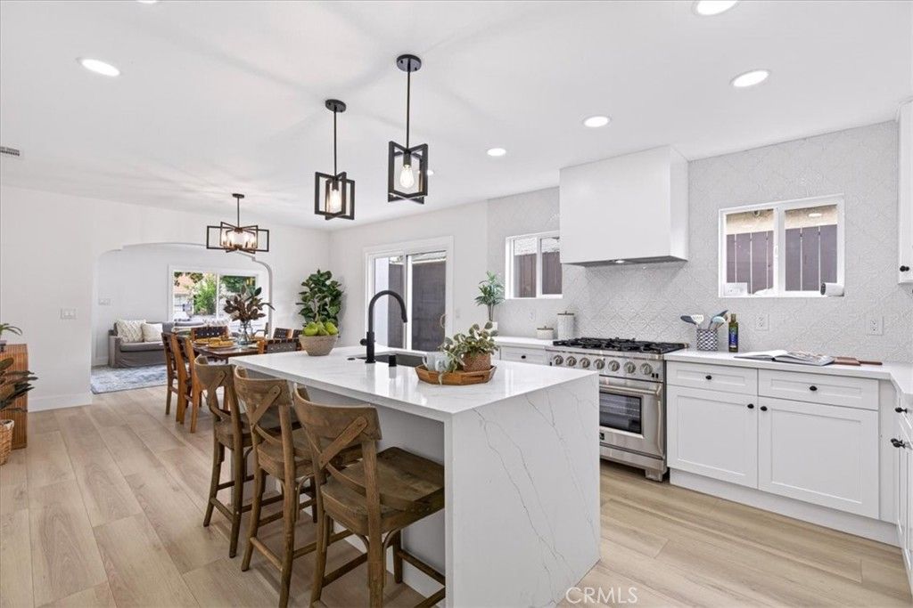 Image 11 of property listing at 2430 S Cochran Avenue, Los Angeles, CA 90016