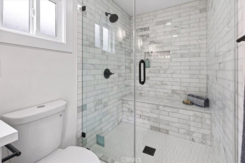 Image 17 of property listing at 2430 S Cochran Avenue, Los Angeles, CA 90016
