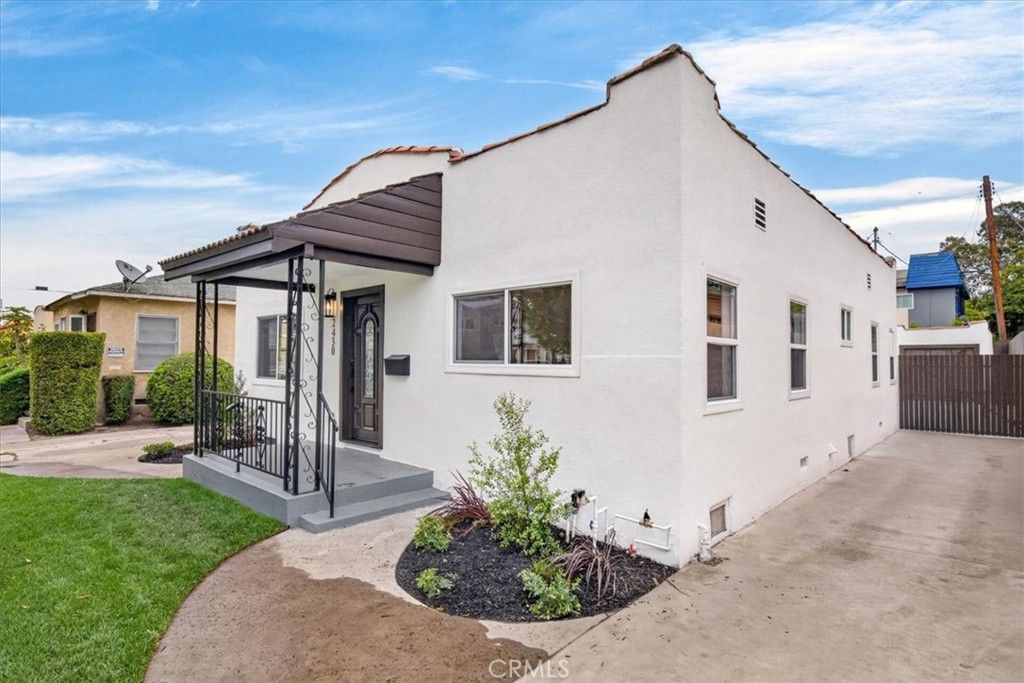 Image 2 of property listing at 2430 S Cochran Avenue, Los Angeles, CA 90016