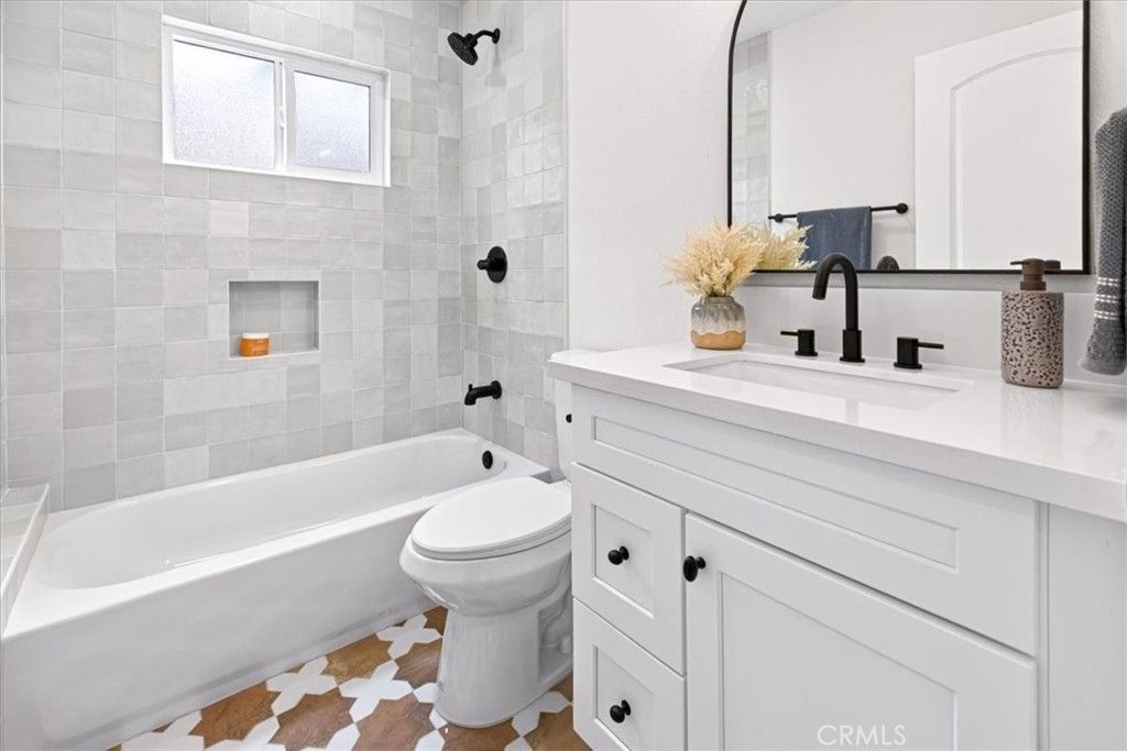 Image 21 of property listing at 2430 S Cochran Avenue, Los Angeles, CA 90016