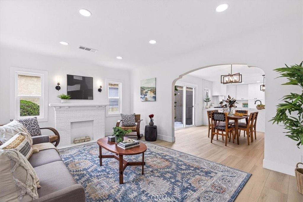 Image 3 of property listing at 2430 S Cochran Avenue, Los Angeles, CA 90016