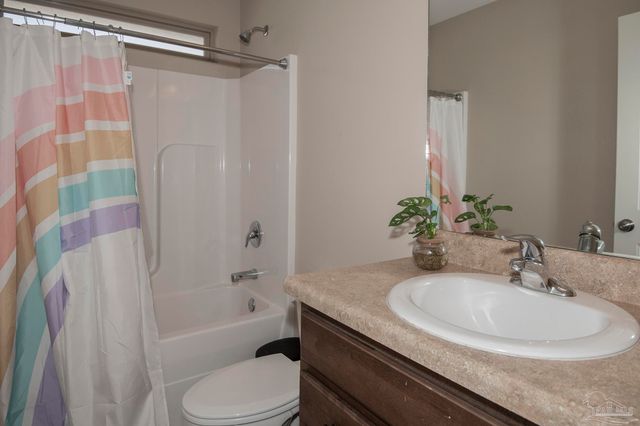 3952 Willow Glen Dr, Pace, FL 32571