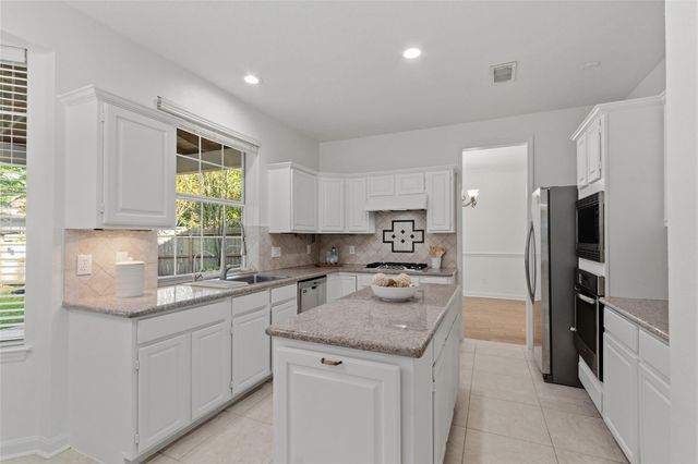 52 W Twinberry Place, The Woodlands, TX 77381