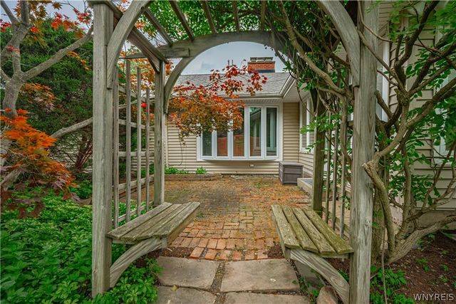 70 Westchester Rd, Amherst, NY 14221