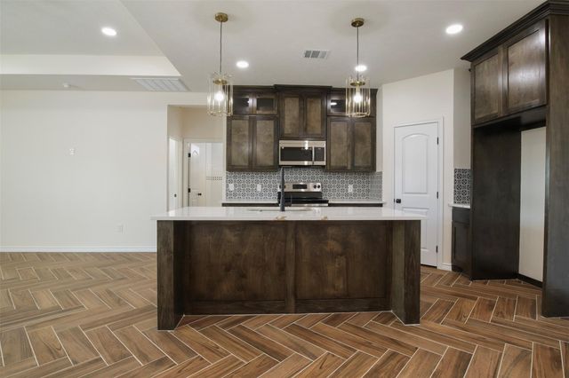 807 E Brown Street, Hearne, TX 77859