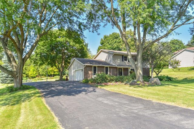 W257N5671 North Hill DRIVE, Lisbon, WI 53089