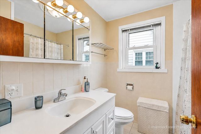 143 Woodstock Avenue, Clarendon Hills, IL 60514