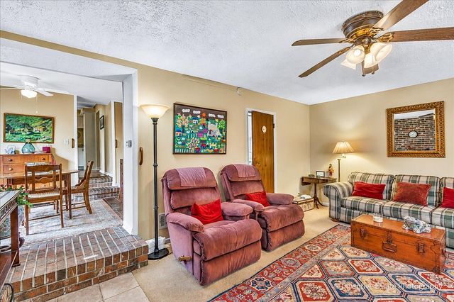 143 Woodstock Avenue, Clarendon Hills, IL 60514