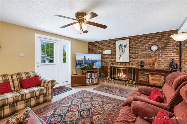 143 Woodstock Avenue, Clarendon Hills, IL 60514