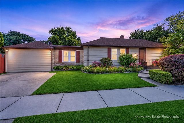143 Woodstock Avenue, Clarendon Hills, IL 60514