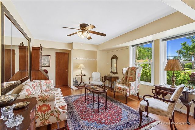 143 Woodstock Avenue, Clarendon Hills, IL 60514