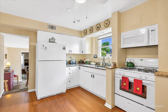 143 Woodstock Avenue, Clarendon Hills, IL 60514