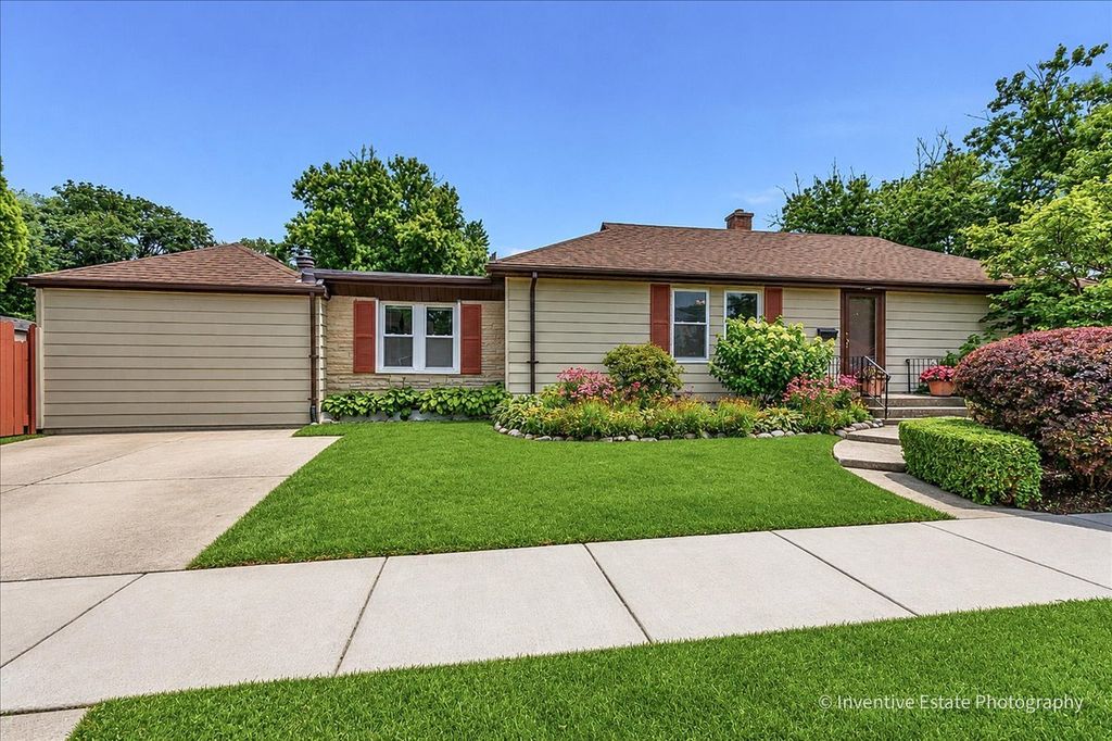 143 Woodstock Avenue, Clarendon Hills, IL 60514