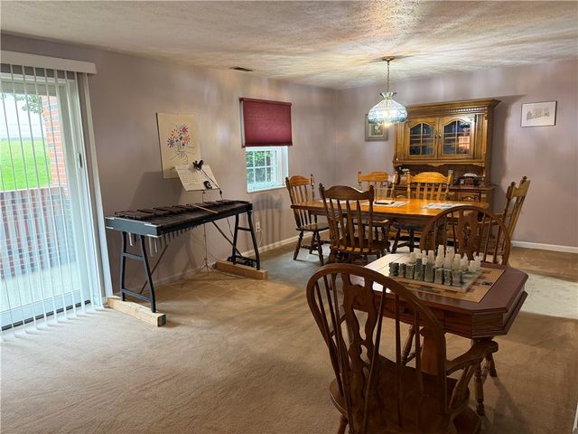 105 Woodstone Ln 61, New Kensington, PA 15068