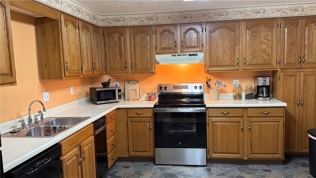 105 Woodstone Ln 61, New Kensington, PA 15068