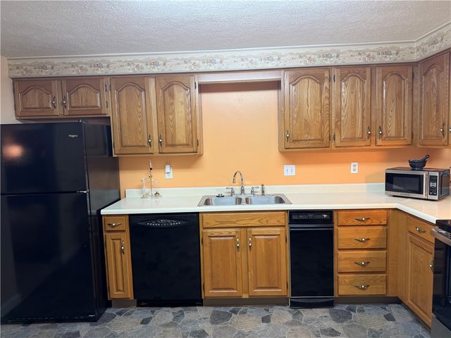 105 Woodstone Ln 61, New Kensington, PA 15068