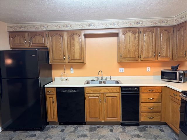 105 Woodstone Ln 61, New Kensington, PA 15068