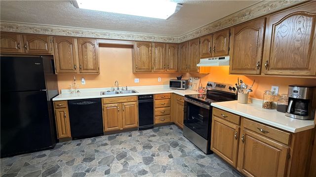 105 Woodstone Ln 61, New Kensington, PA 15068