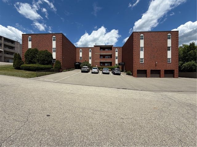 105 Woodstone Ln 61, New Kensington, PA 15068